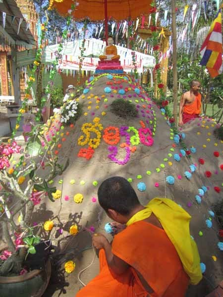 Vì sao Phật giáo Nam tông có nghi thức đắp núi cát vào năm mới (14/9/2018) 
